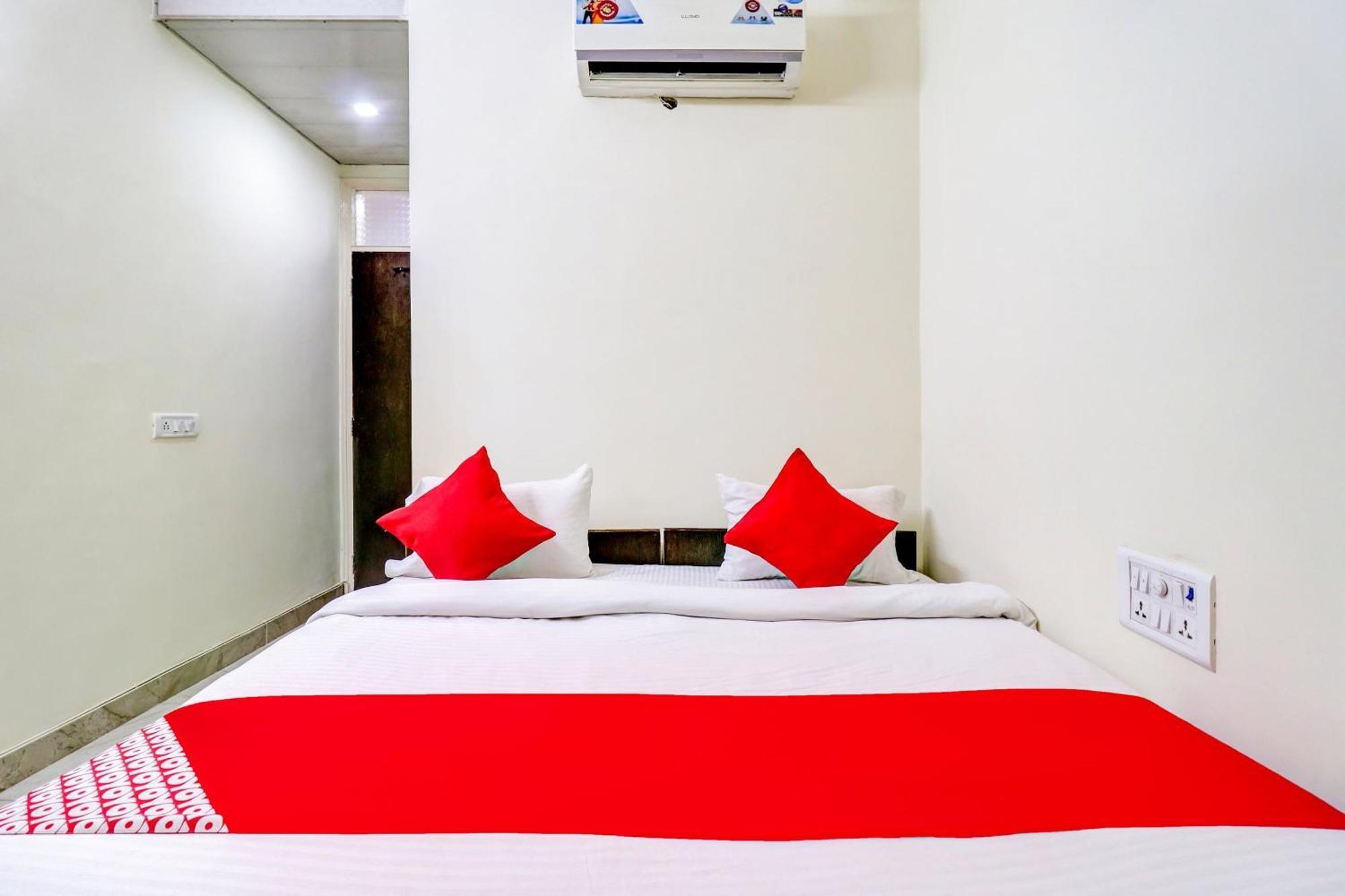 Hotel O Rs Hotels Near Pitampura Metro Дели Экстерьер фото