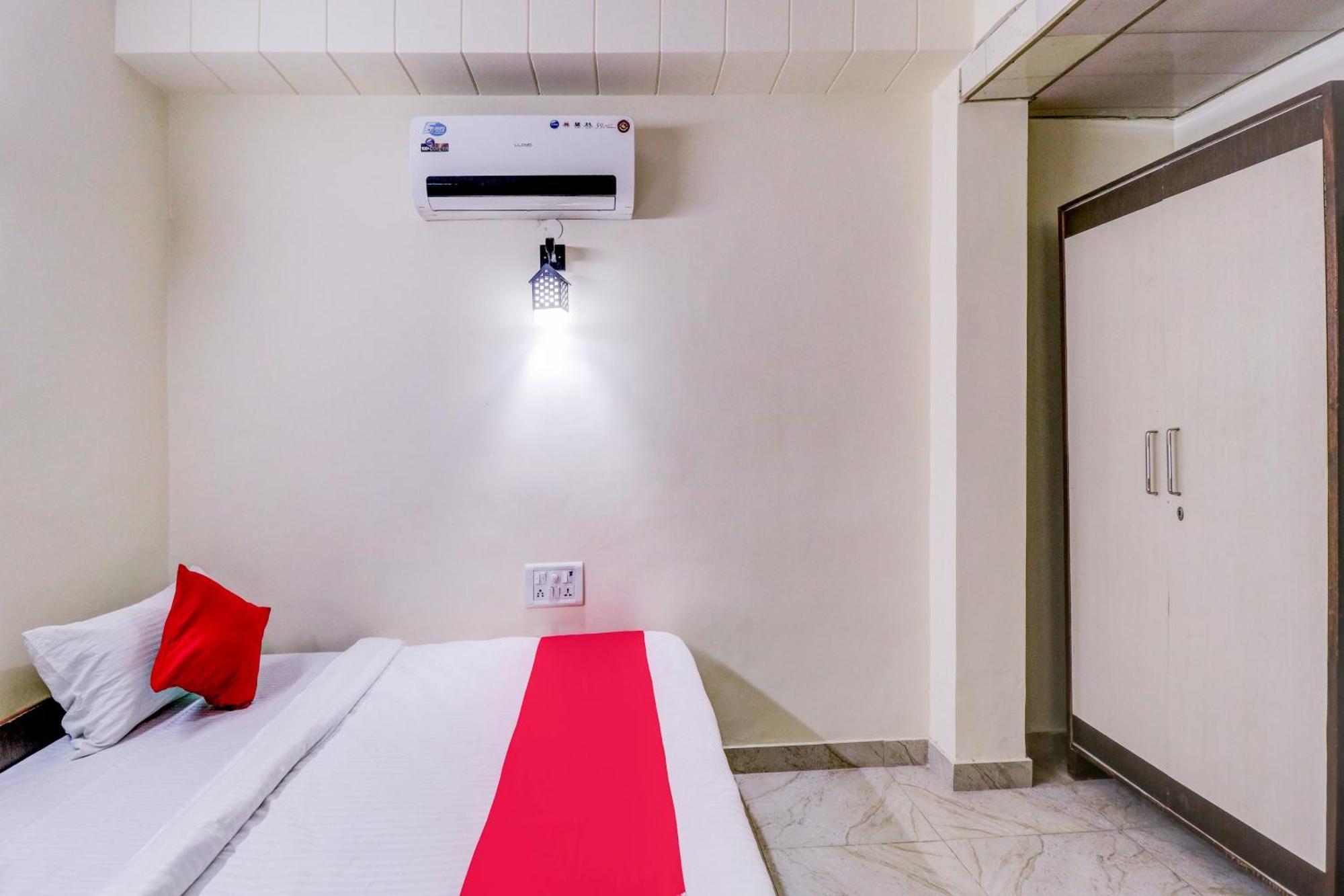 Hotel O Rs Hotels Near Pitampura Metro Дели Экстерьер фото