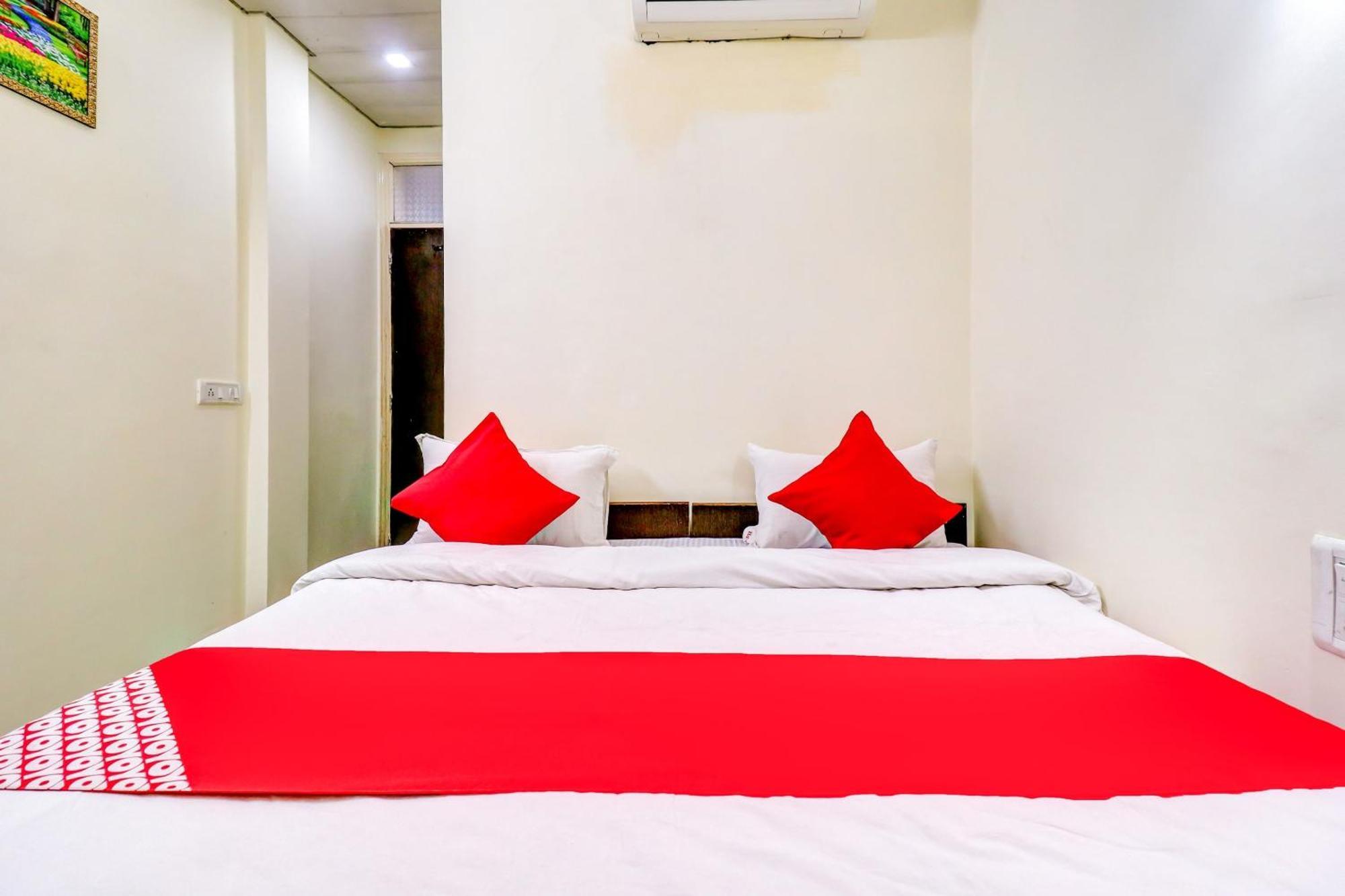 Hotel O Rs Hotels Near Pitampura Metro Дели Экстерьер фото