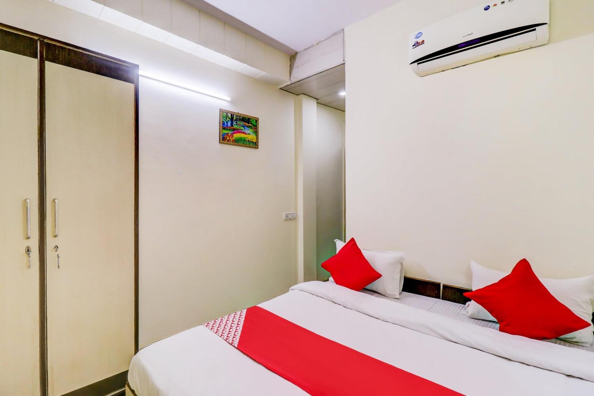 Hotel O Rs Hotels Near Pitampura Metro Дели Экстерьер фото