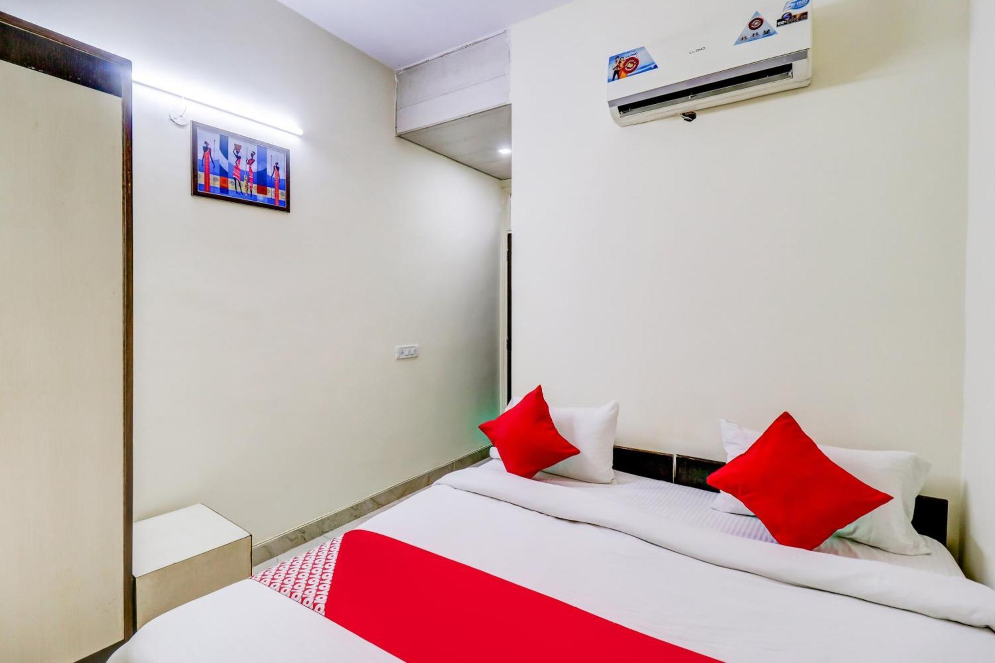 Hotel O Rs Hotels Near Pitampura Metro Дели Экстерьер фото